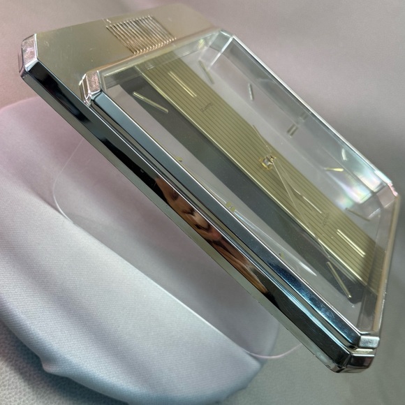 Heirloom Gold Wall Clock Chimes on House See Video Batteries Included - Picture 5 of 17